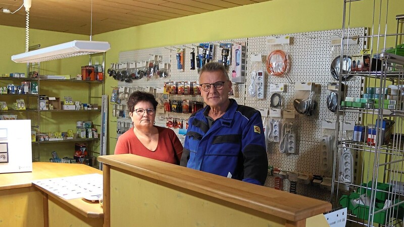 Zum letzten Mal stehen Rosmarie und Gerhard Blab hinter dem Tresen des Elektrogeschäfts an der Hauptstraße. Zum Weihnachtswochenende ist Schluss, der Laden schließt. Kleinere Reparaturen, Service für Hausgeräte oder Bestellungen sind aber nach wie vor möglich.