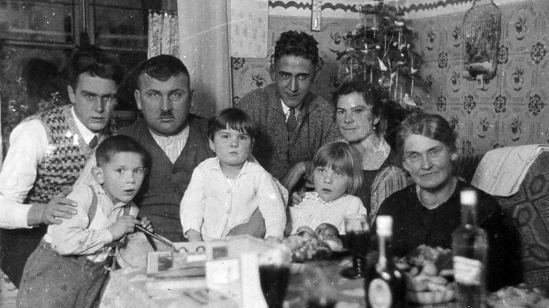 1931 bei Familie Braun, die im Hause Schaffer wohnte: (v.l.) Georg Braun, Michl Schaffer, Eugen Braun (Braumeister auf der Post), Frau Schaffer, Frau Braun, Kinder Michael, Maria und Klara Schaffer