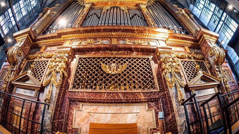Die Simon-Orgel von St. Martin, Baujahr 1984, im historischen Gehäuse von 1625, angefertigt von einem Schreiner namens Hans Georg Weißenburger.