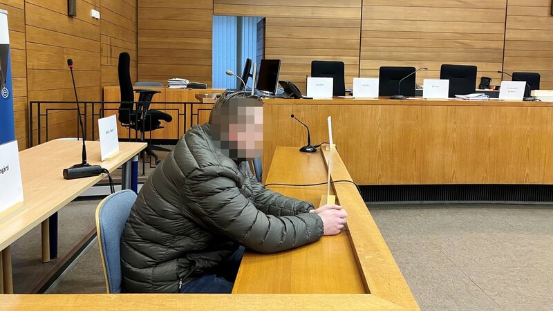 Der Angeklagte Sebastian T. sitzt im Sitzungssaal im Landgericht Traunstein.