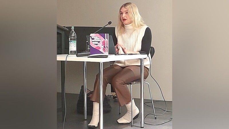 Anastasia Tikhomirova sprach bei einer Veranstaltung des Jungen Forums der Deutsch-Israelischen Gesellschaft.