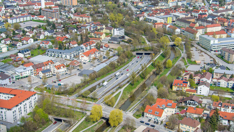 Heute verläuft die B11 in den Tunneln durch die Stadt. Daneben fließt der Bogenbach.