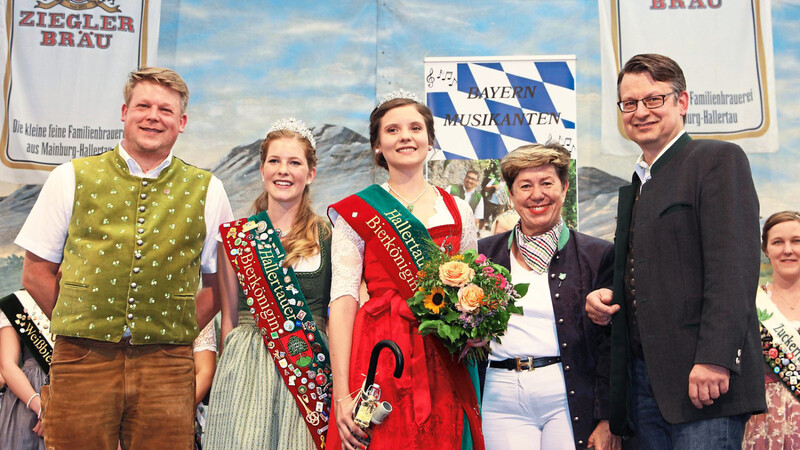 Die neue Bierkönigin Theresa Ecker (mitte) und ihre Vorgängerin Simone Schwaiger mit Mainburgs drittem Bürgermeister Matthias Bendl, Moderatorin Hannelore Langwieser und Hans-Peter Lutzenburger.
