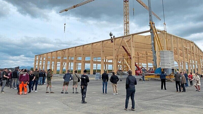 Ein Millionenprojekt ist die Produktionshalle der Firma Penzkofer Bau in Regen. Im Mai war in Regen Richtfest.