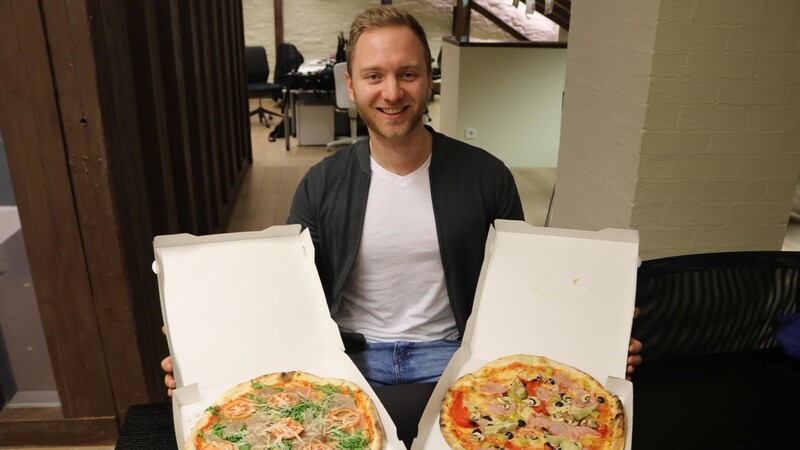Dominic Lohmer mit zwei zu testenden Pizzen. Sein fachmännisches Urteil: "Gut!"