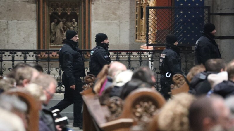 Polizisten laufen am zweiten Weihnachtsfeiertag während des Pontifikalamtes durch den Kölner Dom. Aufgrund von Hinweisen auf einen geplanten islamistischen Anschlag hat die Polizei die Sicherheitsmaßnahmen hochgefahren.