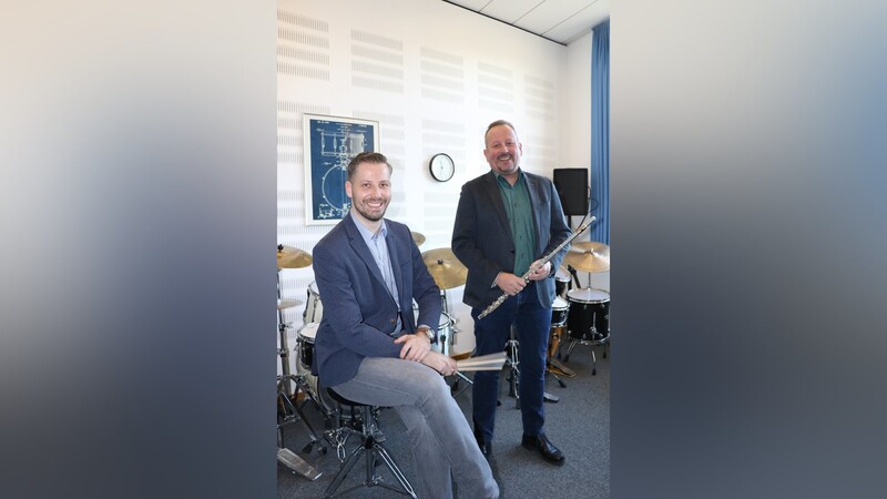 Hartmut Brauß (Querflöte) übergibt die Leitung der Musikschule an Tobias Haunsperger (Schlagzeug).