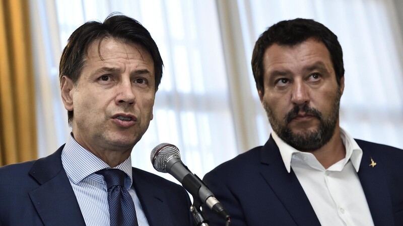 Lega-Chef und Innenminister Matteo Salvini (r.) will Premier Giuseppe Conte zum Rücktritt zwingen. Doch der beugt sich dem Druck vorerst nicht.