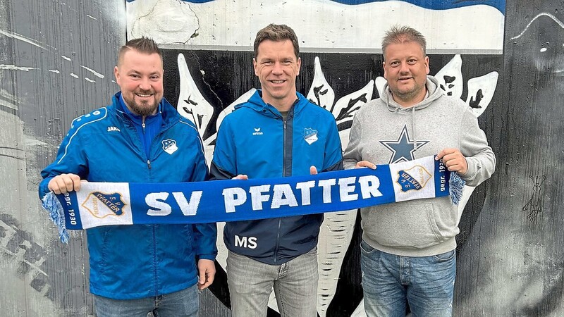Der sportliche Leiter Marco Hahn (links) und der Vereinsvorsitzende Ulli Mundt (rechts) freuen sich über die Verpflichtung von Manuel Solleder als neuem Trainer.