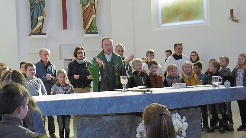 Zum "Vater unser" drängten sich die Kinder um den Altar.