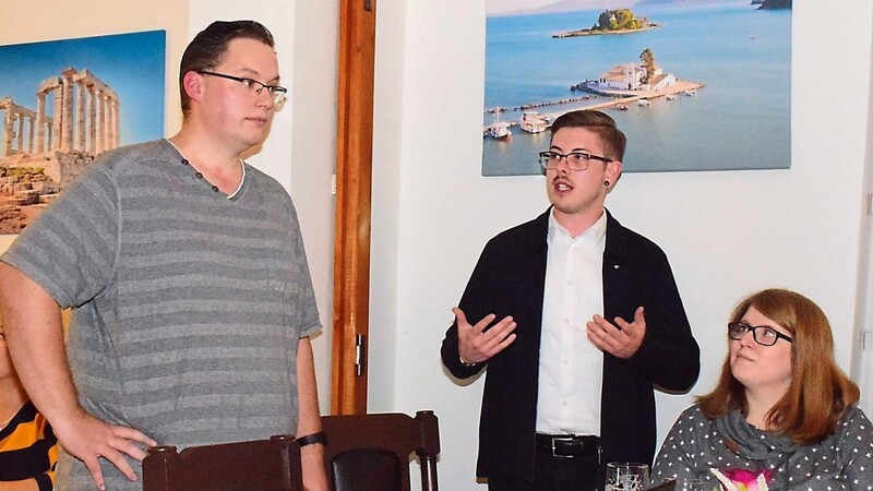 "Die Linke" macht mobil: Tobias Gazinski (links) initiierte die Interessentenveranstaltung im Restaurant "Akropolis" und wurde dabei von seiner Frau Manuela (rechts) und Kreisvorsitzendem Marius Brey unterstützt.