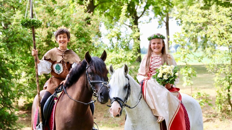 Ihr Lächeln sagt alles: Barbara Mühlbauer und Georg Macharowsky (beide elf Jahre) freuen sich schon mächtig auf ihre Auftritte beim historischen Kinderfest am dritten August-Wochenende.