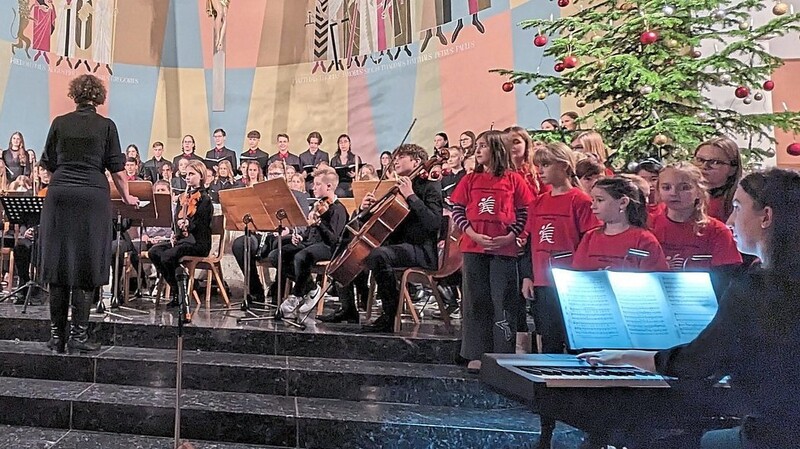 Der Große Chor, das größte Ensemble des Gymnasiums, zeigte beim Weihnachtskonzert einen beeindruckenden Auftritt.