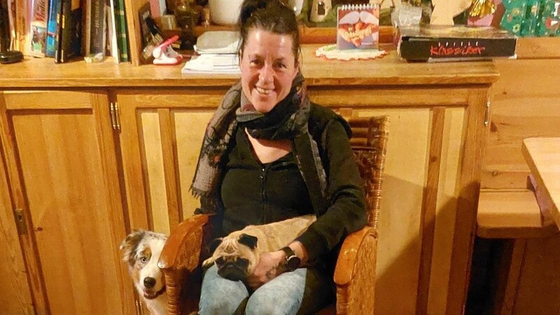 Hundetrainerin Johanna Hofbauer aus Eichendorf liebt Vierbeiner und weiß, was viele von ihnen an Silvester durchmachen müssen.