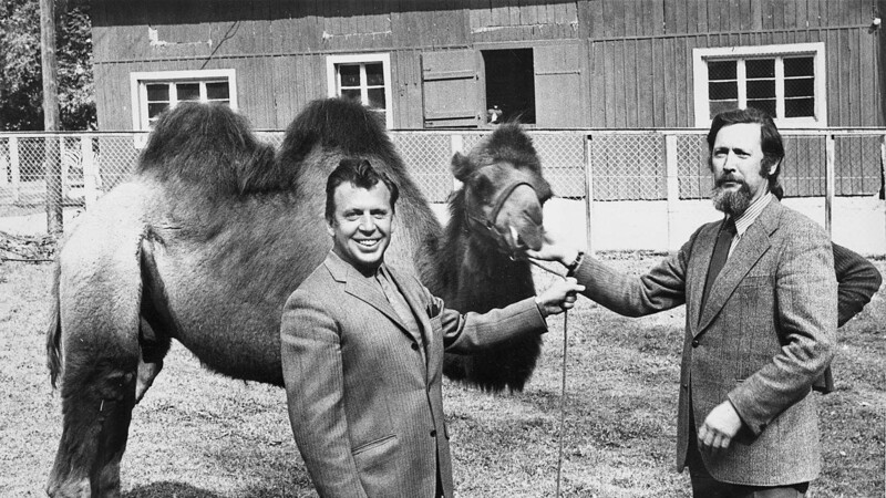 Während der Verein heute vor allem den Bau neuer Anlagen und Gehege unterstützt, kaufte er früher auch Tiere für den Zoo. 1976 übergab Vorsitzender Günter Wolz (links) Direktor Franz Wiegand ein Kamel.