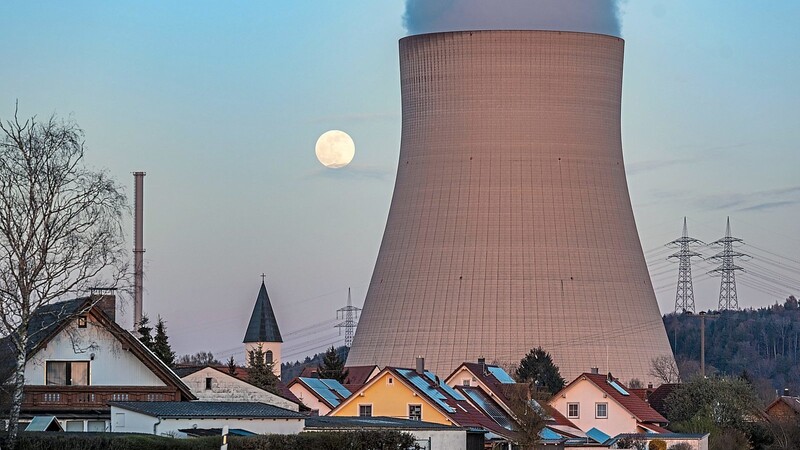 Seit April dampft der Kühlturm des Kernkraftwerks Isar 2 nicht mehr.