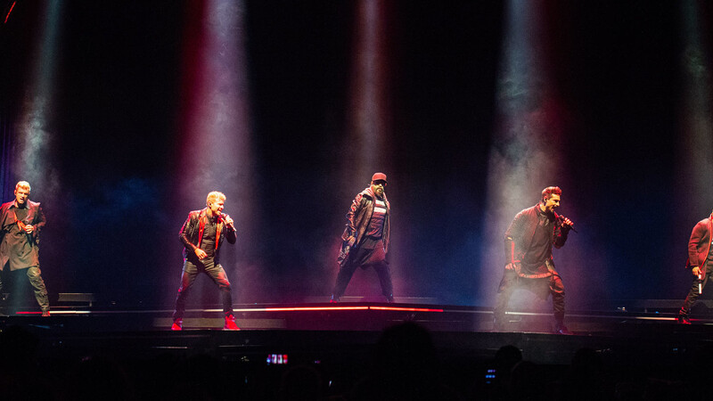 Die Backstreet Boys - hier bei ihrem Tour-Auftakt in Hannover - in einem ihrer fünf Outfits des Abends: Alexander James McLean, Nick Carter, Brian Littrell, Kevin Richardson und Howie Dorough.