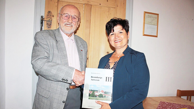 Bürgermeisterin Irmgard Sauerer bedankte sich bei Hans Schreier für die Erstellung der Häuserchronik, Teil III, für den Ortsteil Frauenzell.