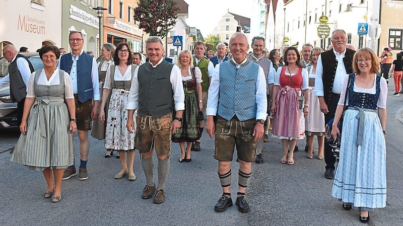 Das Pfingstvolksfest ist für viele Geisenhausener Bürger zweifellos einer der Höhepunkte im Jahr - hier beim Auszug mit den Gästen aus der Politik.