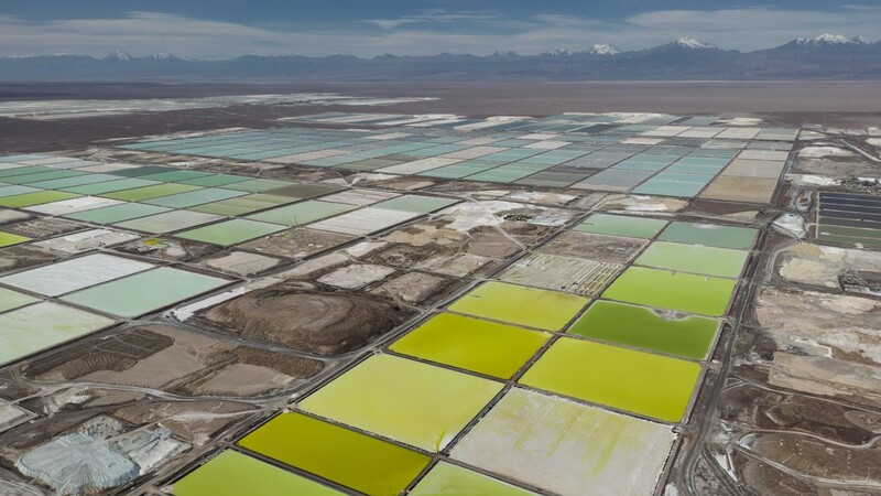 Solebecken, die sich in der SQM-Mine in der Atacama-Wüste im Norden Chiles langsam in Lithium verwandeln.