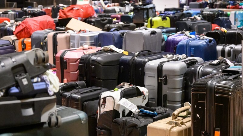 Koffer über Koffer an einem Flughafen.