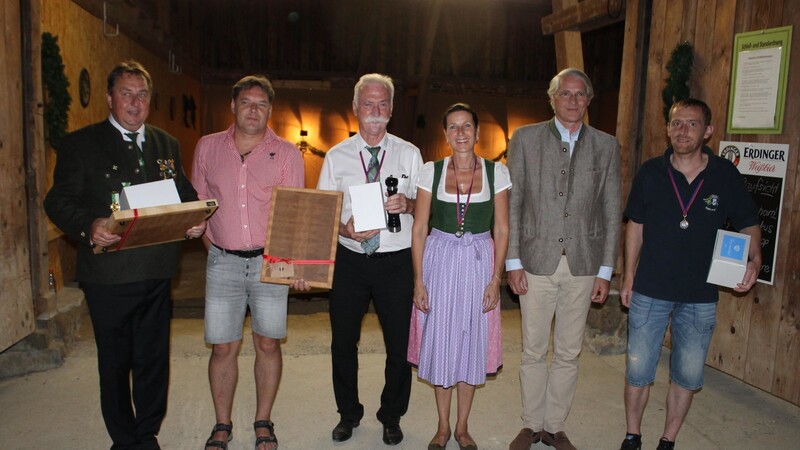 Die weiteren fünf Preisträger mit Baron Andreas Freiherr von Schackyund seiner Frau Claudia.