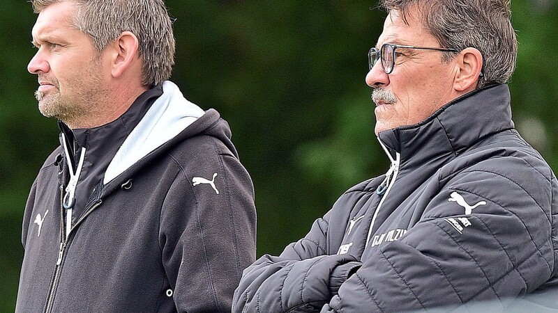 Sepp Beller (rechts), Sportlicher Leiter der DJK Vilzing, hat wieder einen hervorragenden Kader zusammengestellt; links im Bild Vorstand Sport Roland Dachauer.