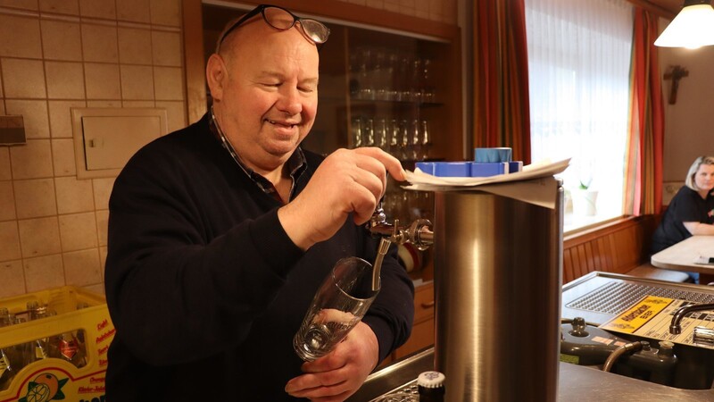 Otto Eisenreich macht, was er seit 40 Jahren macht: Bier zapfen am Tresen hinter der Vilzinger Traditionsgaststätte, die seinen Namen trägt.