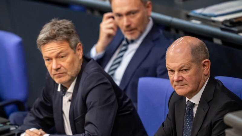 Das Führungs-Trio der Ampel-Koalition: Bundeskanzler Olaf Scholz (r.), Robert Habeck (l.) und Christian Lindner. Der Ampel-Regierung stellt Oberreuter ein schlechtes Zeugnis aus.