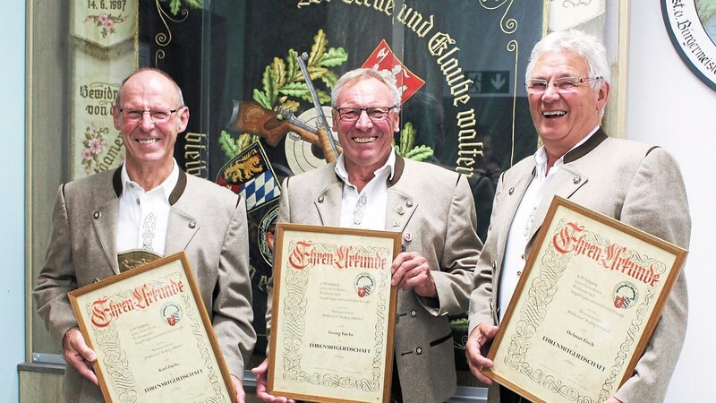 Die drei neuen Ehrenmitglieder Helmut Fisch senior, Karl Fuchs und Georg Fuchs vor der Vereinsfahne.