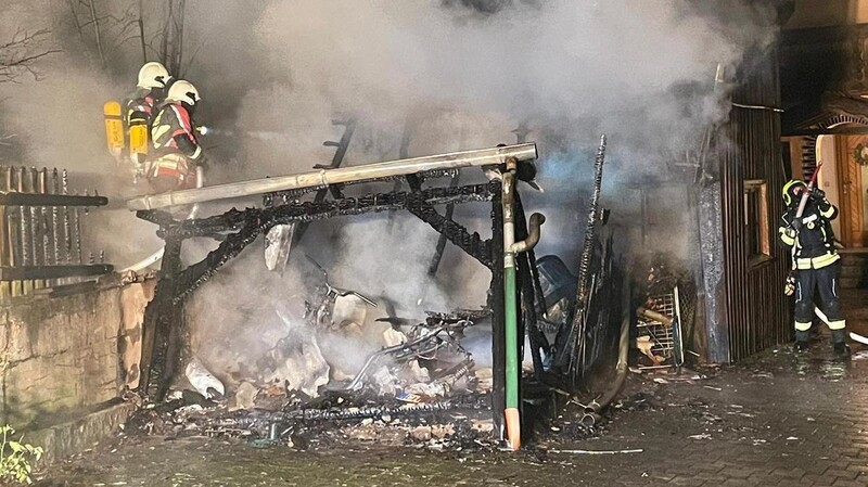 Im Eschlkamer Ortsteil Schwarzenberg brannte ein Holzschuppen vollständig nieder. Die Schadenshöhe beläuft sich nach Polizeiangaben auf rund 33 000 Euro.