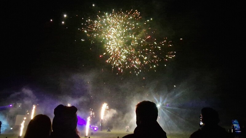 Am Neufahrner Sportplatz begrüßten die Besucher das neue Jahr. Neben der Lasershow gab es auch Feuerwerk. Und das nicht nur in Neufahrn, sondern natürlich auch in den Nachbarorten. Am Neujahrstag waren vielerorts an den Straßenrändern noch die Überreste der Raketen zu finden.