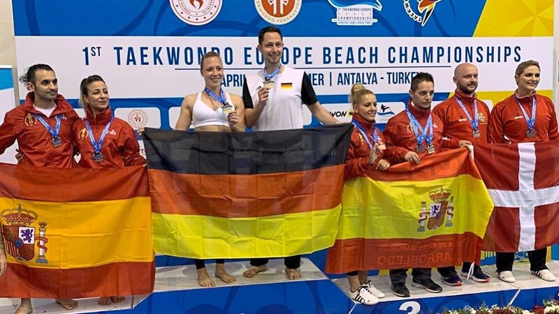 Jubel über den Erfolg bei der Beach-Europameisterschaft: Stefan Brummer und Bärbel Reiner holten sich die Goldmedaille.