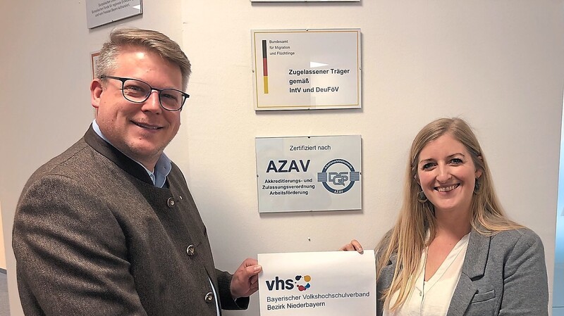 Die Vhs-Geschäftsführer Kathrin Kollmannsberger und Matthias Bendl mit dem neuen Schild der Bezirksgeschäftsstelle, die nun in Mainburg angesiedelt ist.