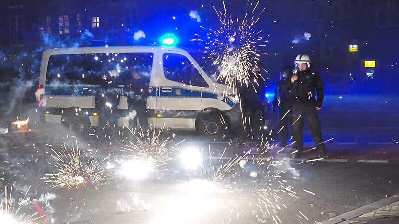 Bürgerkriegsähnliche Szenen spielten sich in der Silvesternacht 2022/2023 in Berlin ab. Chaoten missbrauchten die Feierlichkeiten, um bei Krawallattacken mit Feuerwerk und Schreckschusswaffen auf die Einsatzkräfte von Polizei, Rettungsdiensten und Feuerwehr loszugehen. Eine Dimension der Gewalt, die Ostbayern erfreulicherweise noch nicht erreicht hat.