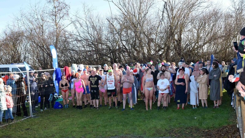 Die kühle Wassertemperatur und der Wind schreckten sie nicht ab: die Teilnehmer des Neujahrsschwimmen vor dem Start.