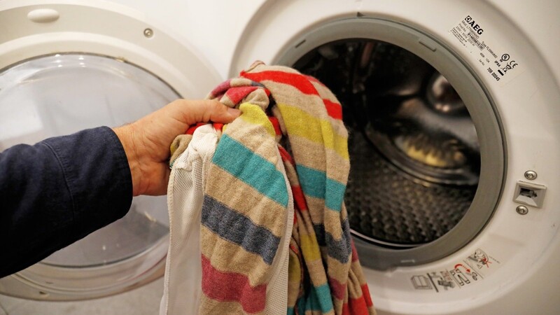 Wäsche waschen und sie aufhängen in den Rauhnächten Unglück bringen, sagt ein Aberglaube.