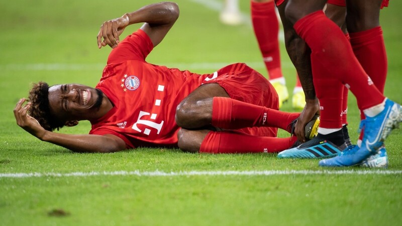 SCHMERZ LASS' NACH! Kingsley Coman krümmt sich am Boden, nachdem ein Gegenspieler auf sein Knie gestiegen war.