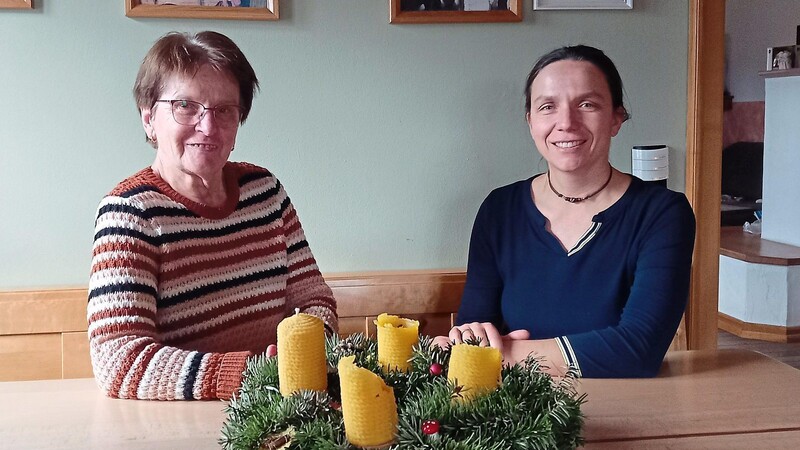 Susanne Fischer (r.) und ihre Mutter Bernadette aus Haidlfing praktizieren das Räuchern bereits seit Kindertagen, sie wollen das Haus damit für das kommende Jahr segnen.