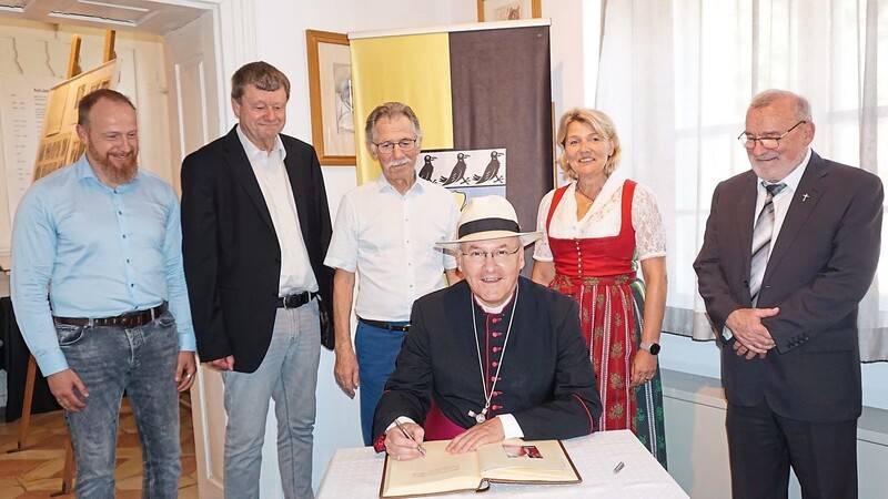 Bischof Rudolf besucht anlässlich des Jubiläums 50 Jahre Kirchenneubau zum Patrozinium am 15. August die Pfarrei Wiesent und trägt sich ins Goldene Buch ein.