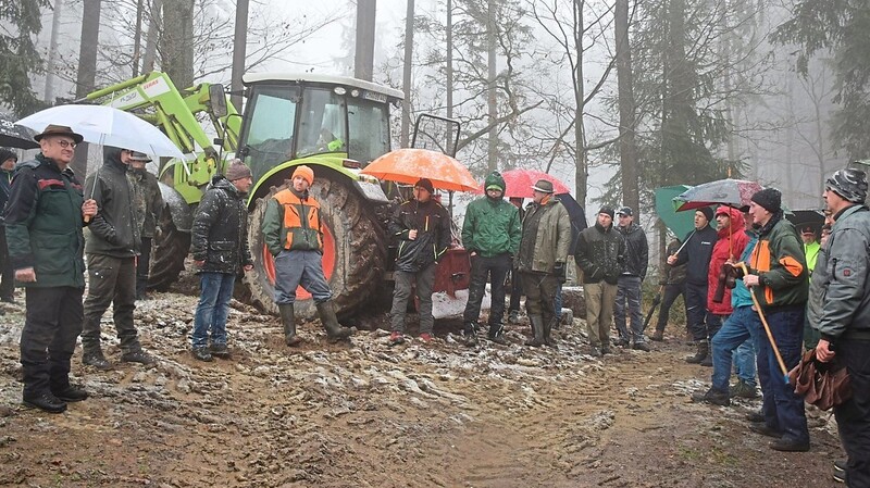 Der Witterung zum Trotz fanden sich mehr als 50 Waldbesitzer ein, um sich über die Möglichkeiten der Schadholzverwertung und -aufarbeitung zu informieren.
