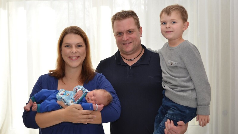 Eine glückliche Familie: Die Eltern Daniela und Tobias Amann mit dem Neugeborenen und dessen Bruder Alexander.