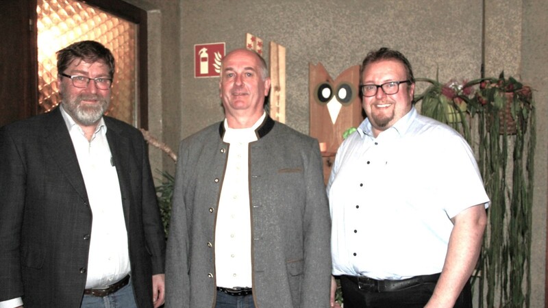 Die SPD unterstützt FWG-Bürgermeisterkandidat Herbert Lauerer (M), hier mit SPD-Vorsitzendem Bernhard Feuerecker (l.) und Schauflings Bürgermeister Robert Bauer (SPD).