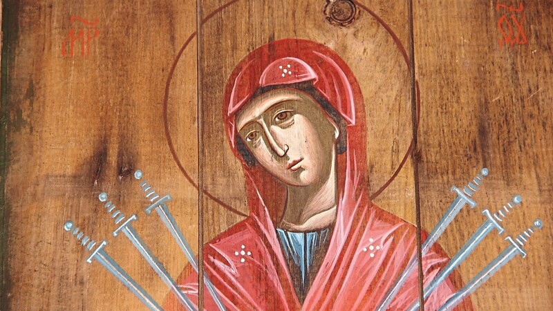 Teil der Ausstellung: Eine Darstellung der Heiligen Mutter Gottes mit Pfeilen, die die Todsünden sowie die Schmerzen Mariens symbolisieren. Sie soll vor Bösem schützen.