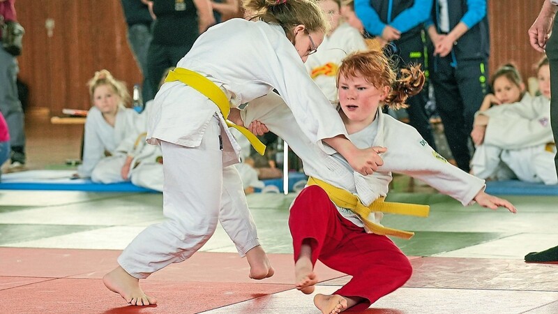 Sophie Frank (links) misst sich, trotz ihrer körperlichen Einschränkungen, regelmäßig an Judo-Wettbewerben.