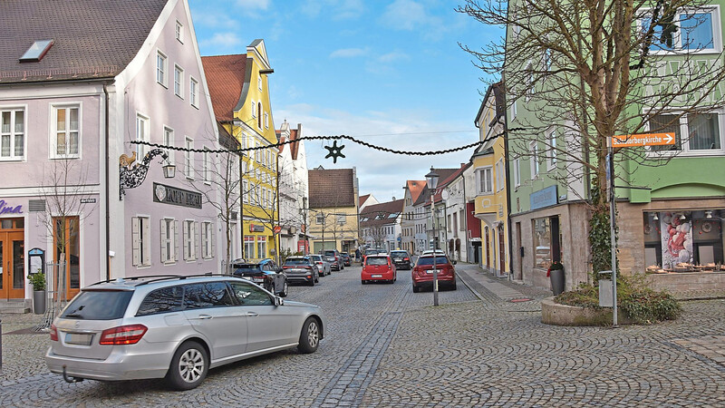 Blick in die Gabelsbergerstraße in Mainburg: Seitens der Stadt läuft noch bis 8. Januar eine Befragung zur Erstellung eines zukunftsfähigen Einzelhandelskonzepts, das den Bedürfnissen von allen Seiten gerecht werden soll.
