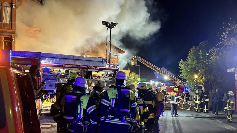 Der Hotelbrand verlangt Ende September den Rettungskräften alles ab. Beißender, giftiger Rauch und Temperaturen von teilweise 800 Grad bringen die Feuerwehrleute an ihre Grenzen.