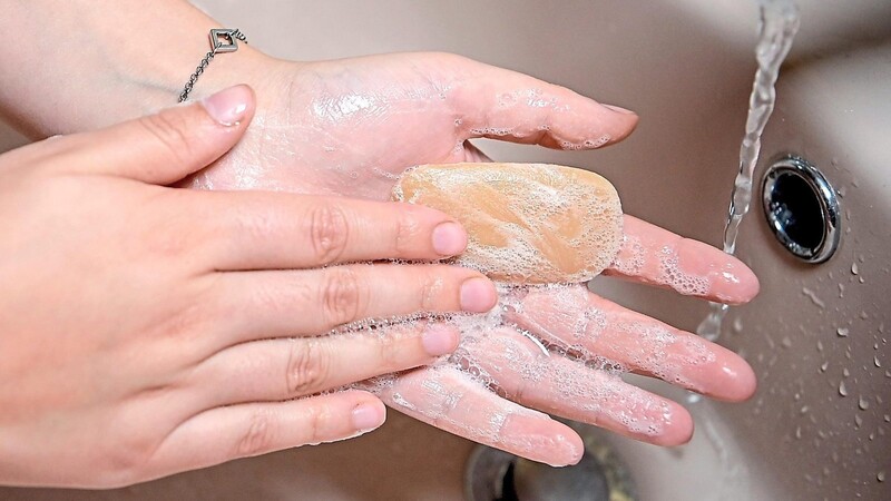 Ein wichtiger Baustein zur Verhinderung einer Erkältung sind Hände waschen und deren Desinfektion.