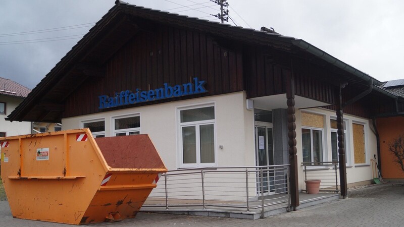 Die Raiffeisenbank-Filiale in Lohberghütte ist nach Sprengung des Bankautomaten im Oktober geschlossen. Ab dieser Woche wird mit dem Ausräumen begonnen.