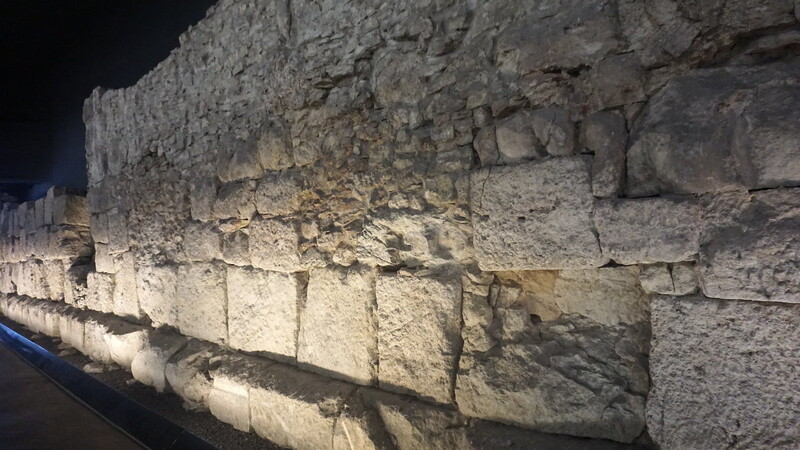 Römische und mittelalterliche Mauerreste sind direkt zugänglich.
